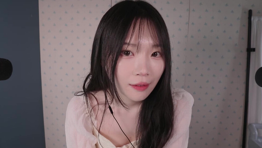 ASMR Nara - ASMR Look book with Switching Between Natural Voice and Falsetto​