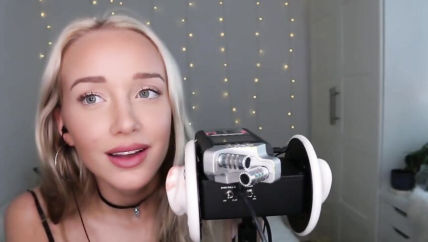 GwenGwiz ASMR Ear Licking & Sucking !