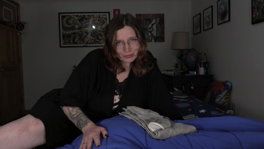 Bettie Bondage - Mom's Distracting Pregnant Body